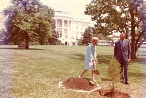 Prezydent Richard Nixon wraz z małżonką sadzą drzewo na trawniku przed Białym Domem, aby uczcić Dzień Ziemi w 1971 rok