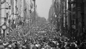 Tysiące ludzi na Piątej Alei w Nowym Jorku podczas pierwszych obchodów Dnia Ziemi w 1970 roku